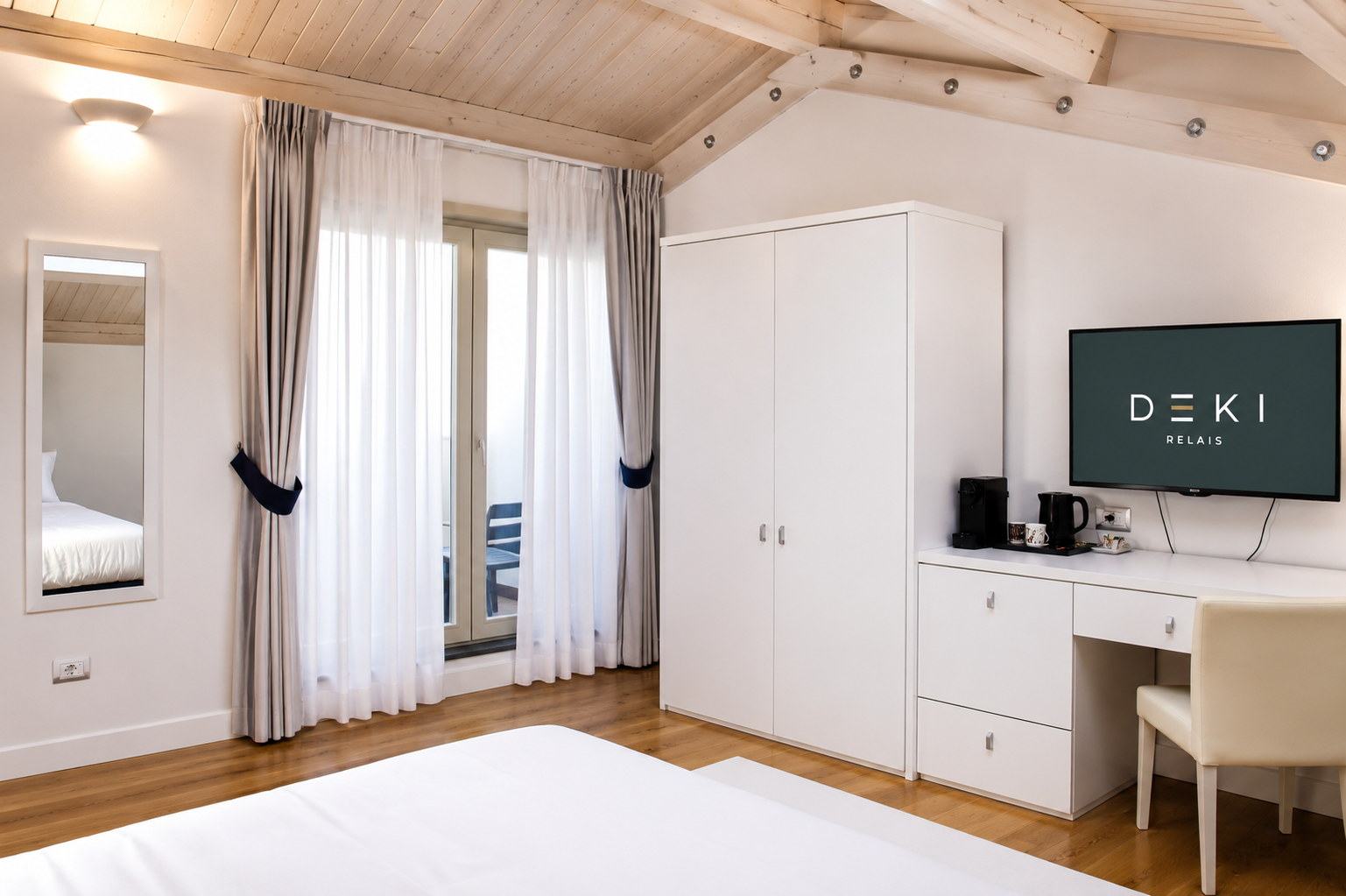 Deluxe Doppelzimmer DEKI Sassari, Wohnbereich und Smart TV